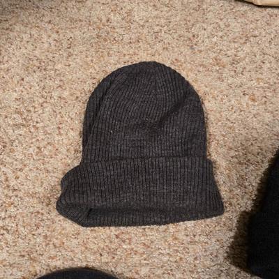 Men’s Winter Outerwear & Accessories Lot – Jackets, Scarves, Beanies & Gloves