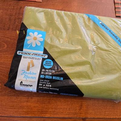 Ethan Allen Solid Wood Dining Table with 4 Windsor Back Chairs – Made in America