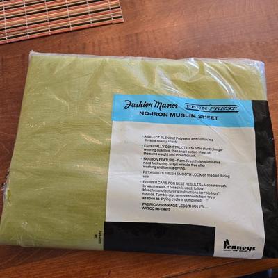 Ethan Allen Solid Wood Dining Table with 4 Windsor Back Chairs – Made in America