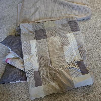 Royal Velvet Tan Quilted Coverlet and comforter