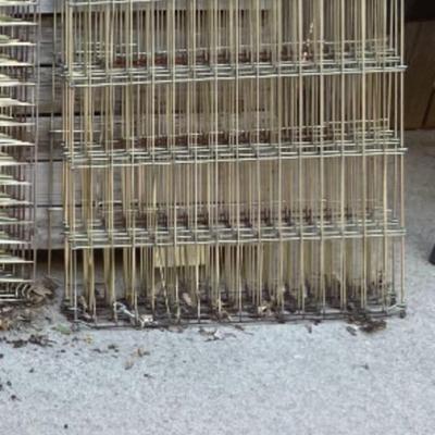 Portable Pet Carrier – Red & Gray with Ventilated Mesh Top with 16 panels of small fencing