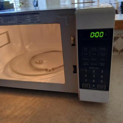 Insignia Digital Microwave Oven