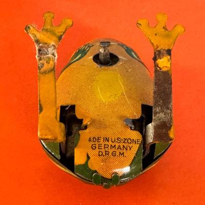1940's D.R.G.M German tin litho Frog wind up
