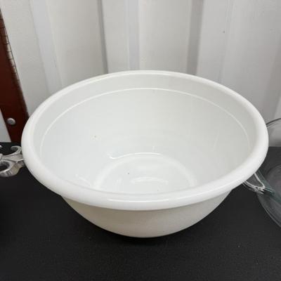 Plastic bowl