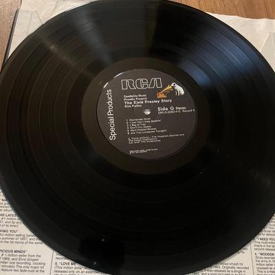 Elvis Vinyl & Collection of 45s (D-MG)