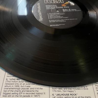 Elvis Vinyl & Collection of 45s (D-MG)