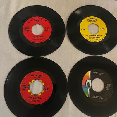 Elvis Vinyl & Collection of 45s (D-MG)