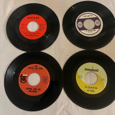 Elvis Vinyl & Collection of 45s (D-MG)