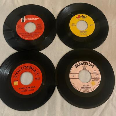 Elvis Vinyl & Collection of 45s (D-MG)