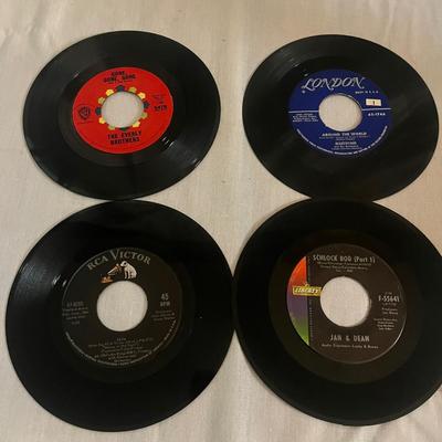 Elvis Vinyl & Collection of 45s (D-MG)