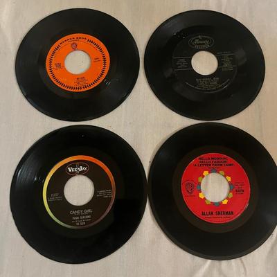 Elvis Vinyl & Collection of 45s (D-MG)