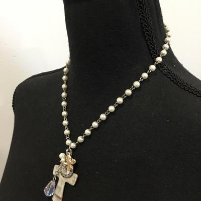Very nice pretty faux pearl crystal and silver tone cross charm necklace