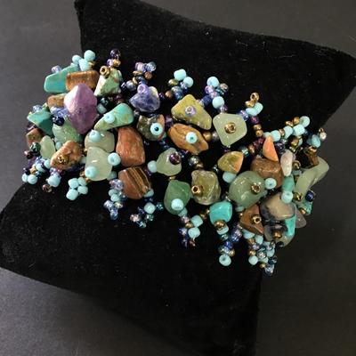 Beautiful vintage, handcrafted, gemstone glass bead bracelet