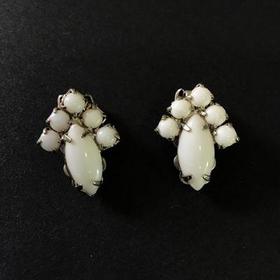 Beautiful vintage, white milk, glass, silver tone clip on earrings