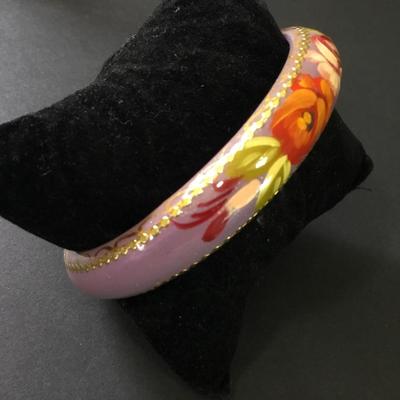 Gorgeous, vintage, handpainted bangle bracelet, very beautiful signed