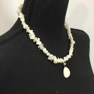 Beautiful vintage mother of pearl necklace and pendant in 925 silver clasp