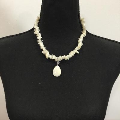 Beautiful vintage mother of pearl necklace and pendant in 925 silver clasp