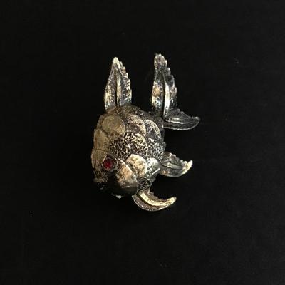 Gold tone fish brooch