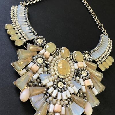 Very nice gorgeous rhinestone statement necklace very beautiful
