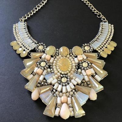 Very nice gorgeous rhinestone statement necklace very beautiful