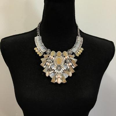 Very nice gorgeous rhinestone statement necklace very beautiful