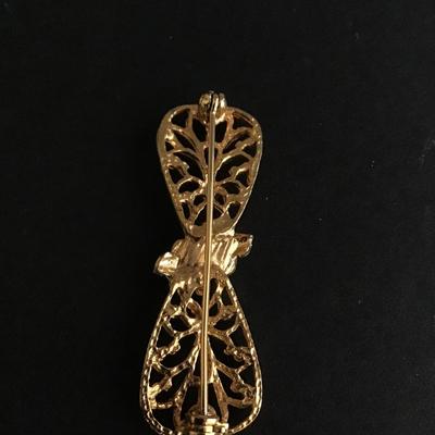 Beautiful Iridescent rhinestone gold tone vintage brooch