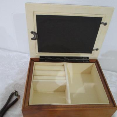 Sale Photo Thumbnail #416: Box is 6-3/4" x 5-1/4"