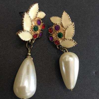 Beautiful, vintage, multicolored, rhinestone cream, enamel photo pearl dangle earrings