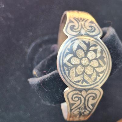 Sale Photo Thumbnail #265: Beautiful inlay in this silver cuff