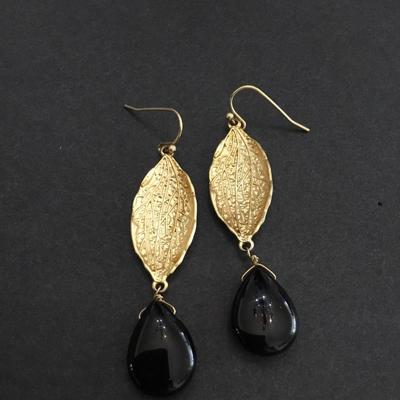 Beautiful Gold tone & obsidian dangle earrings