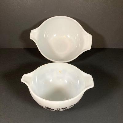 LOT 245: Vintage Pyrex Gooseberry Cinderella Mixing Bowl Four Piece Set (White / Black)