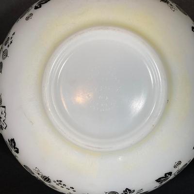 LOT 245: Vintage Pyrex Gooseberry Cinderella Mixing Bowl Four Piece Set (White / Black)