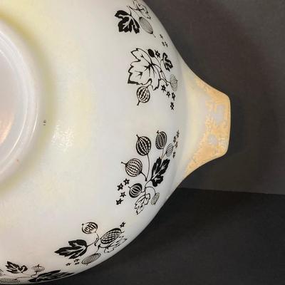 LOT 245: Vintage Pyrex Gooseberry Cinderella Mixing Bowl Four Piece Set (White / Black)