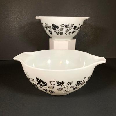 LOT 245: Vintage Pyrex Gooseberry Cinderella Mixing Bowl Four Piece Set (White / Black)