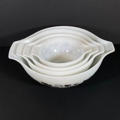 LOT 245: Vintage Pyrex Gooseberry Cinderella Mixing Bowl Four Piece Set (White / Black)