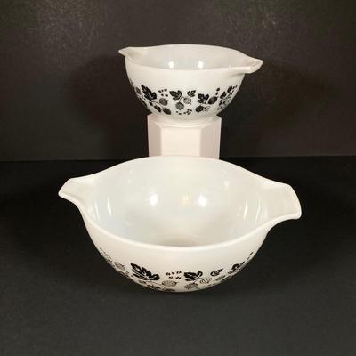 LOT 245: Vintage Pyrex Gooseberry Cinderella Mixing Bowl Four Piece Set (White / Black)
