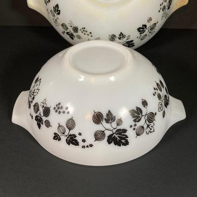 LOT 245: Vintage Pyrex Gooseberry Cinderella Mixing Bowl Four Piece Set (White / Black)