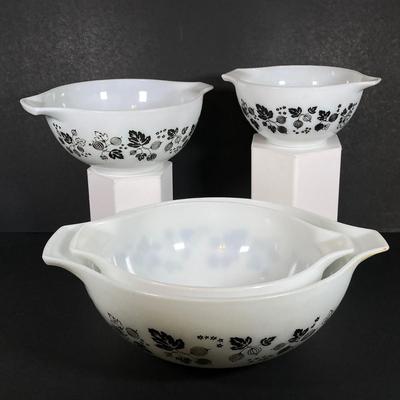 LOT 245: Vintage Pyrex Gooseberry Cinderella Mixing Bowl Four Piece Set (White / Black)