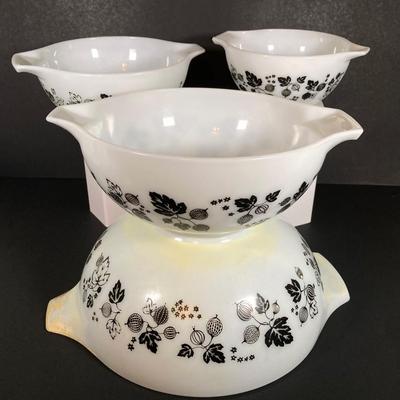 LOT 245: Vintage Pyrex Gooseberry Cinderella Mixing Bowl Four Piece Set (White / Black)