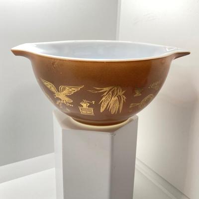 LOT 252: Three Piece Early American Pyrex Cinderella Mixing Bowl Set