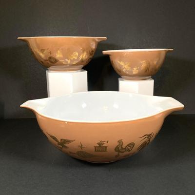 LOT 252: Three Piece Early American Pyrex Cinderella Mixing Bowl Set