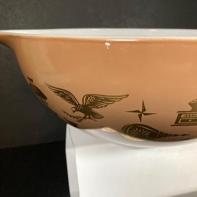LOT 252: Three Piece Early American Pyrex Cinderella Mixing Bowl Set