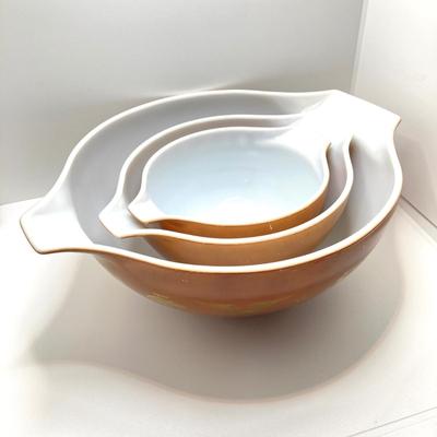 LOT 252: Three Piece Early American Pyrex Cinderella Mixing Bowl Set