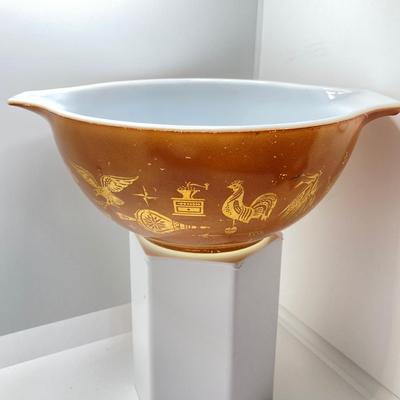 LOT 252: Three Piece Early American Pyrex Cinderella Mixing Bowl Set
