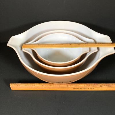 LOT 252: Three Piece Early American Pyrex Cinderella Mixing Bowl Set