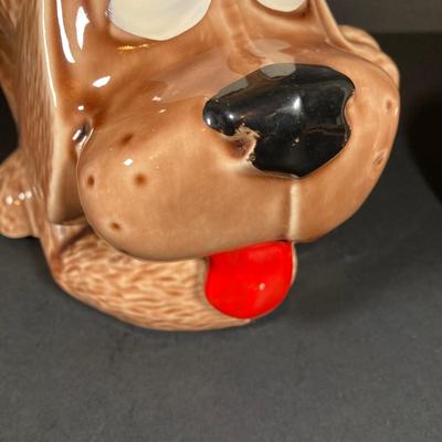 LOT 263: Vintage McCoy USA 0272 Thinking Hound Dog Cookie Jar
