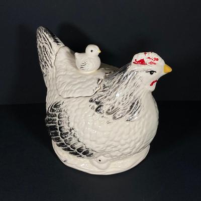 LOT 268: Vintage Morton Pottery Hen with Baby Chick Cookie Jar
