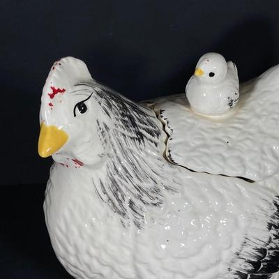 LOT 268: Vintage Morton Pottery Hen with Baby Chick Cookie Jar