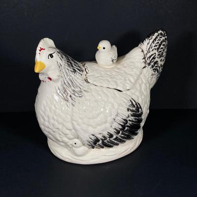 LOT 268: Vintage Morton Pottery Hen with Baby Chick Cookie Jar
