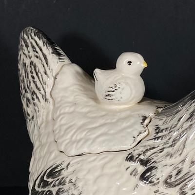 LOT 268: Vintage Morton Pottery Hen with Baby Chick Cookie Jar